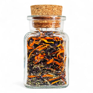 Un flacon de fleurs afin de faire un bain de vapeur floral pour le visage qui purifie la peau et illumine le teint